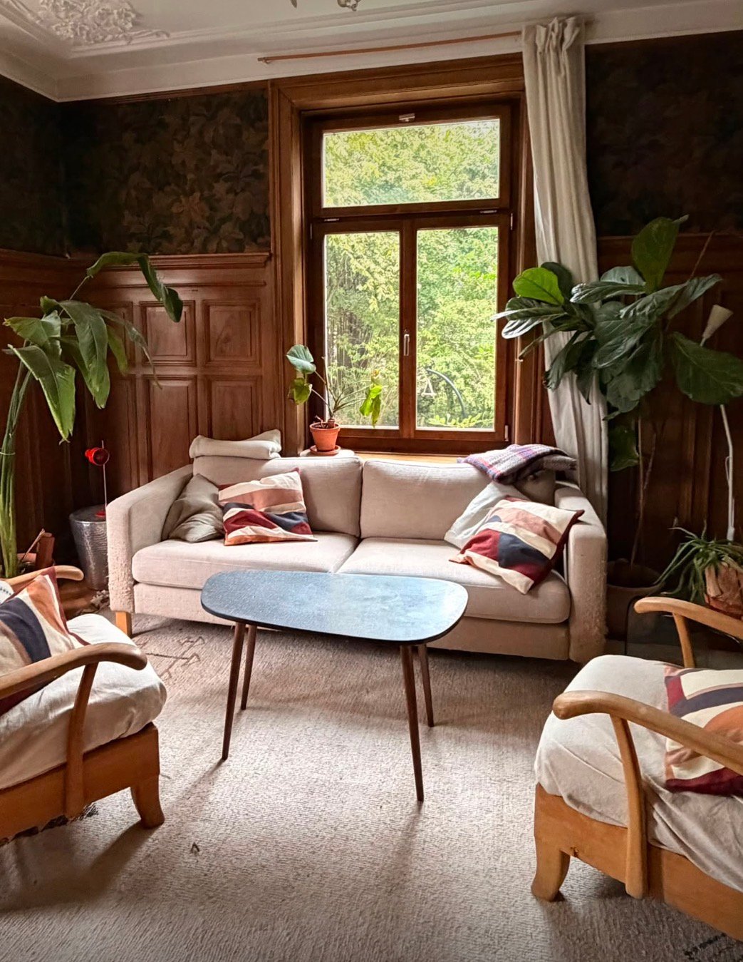 Chambre en colocation

À 5 minutes à pied de la gare de Winti, nous avons une chambre de libre dans notre petite oasis avec jardin.
Nous sommes 3 personnes (avec toi 4) âgées entre 36 et 47 ans - l'art, la culture, l'enthousiasme pour la musique, le plaisir de voyager, les arts martiaux, les sports , photo 1 sur 5