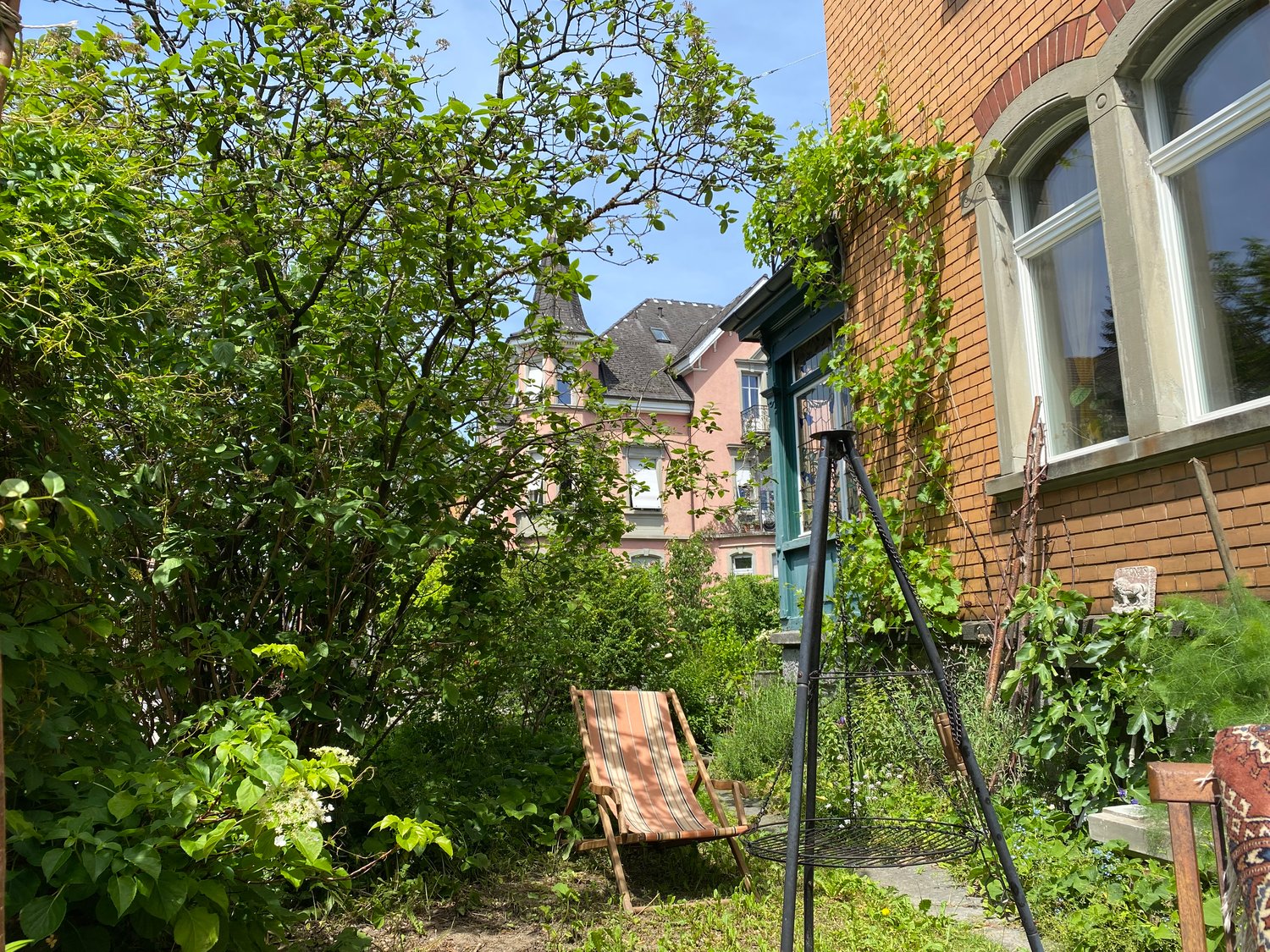 Chambre en colocation

À 5 minutes à pied de la gare de Winti, nous avons une chambre de libre dans notre petite oasis avec jardin.
Nous sommes 3 personnes (avec toi 4) âgées entre 36 et 47 ans - l'art, la culture, l'enthousiasme pour la musique, le plaisir de voyager, les arts martiaux, les sports , photo 2 sur 5