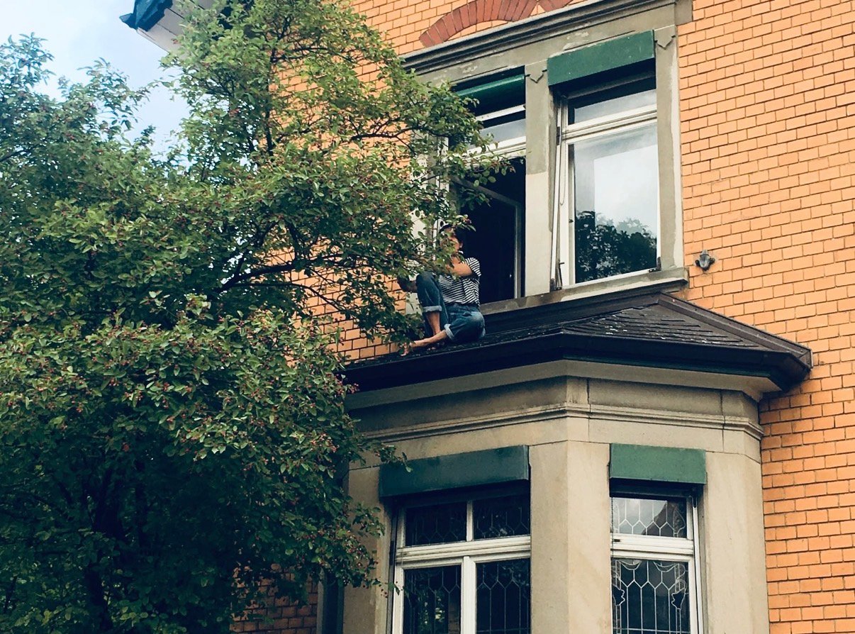 Chambre en colocation

À 5 minutes à pied de la gare de Winti, nous avons une chambre de libre dans notre petite oasis avec jardin.
Nous sommes 3 personnes (avec toi 4) âgées entre 36 et 47 ans - l'art, la culture, l'enthousiasme pour la musique, le plaisir de voyager, les arts martiaux, les sports , photo 4 sur 5