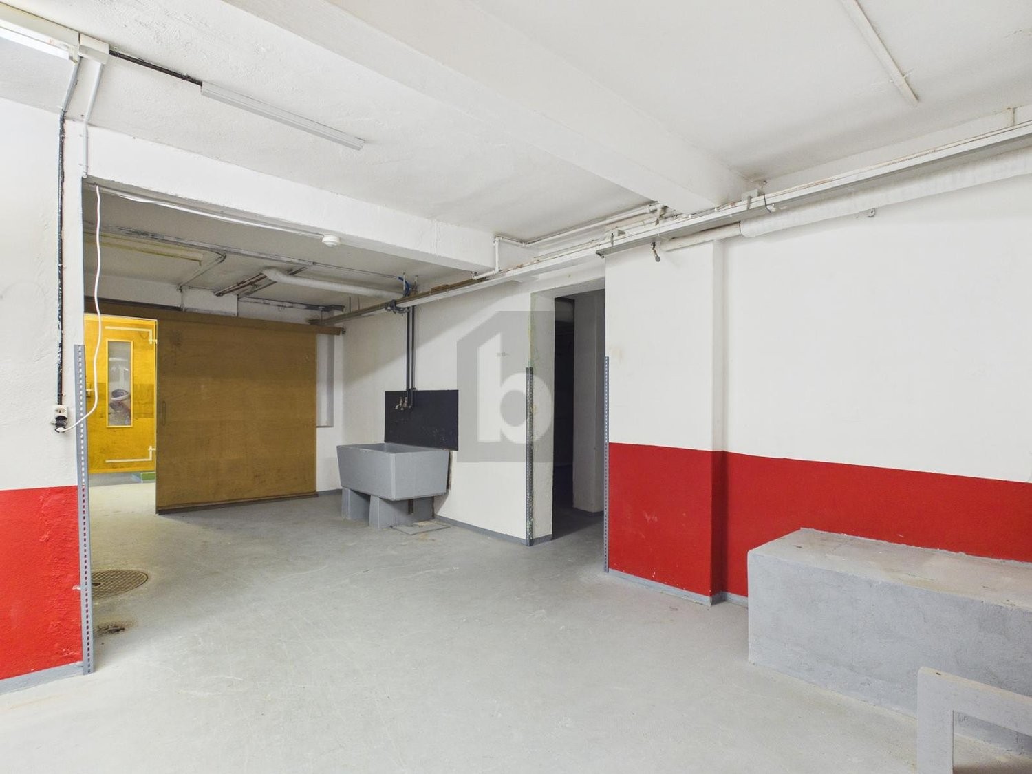 199m² storage room