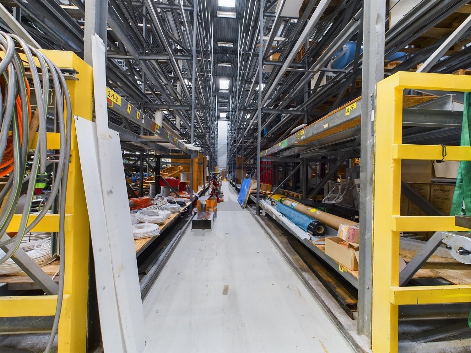 Objet industriel de 950m², photo 2 sur 4