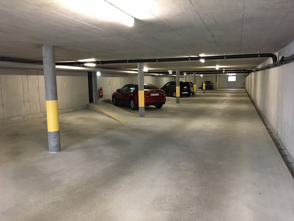 Place de parc souterrain

Nous louons un ou plusieurs places de garage immédiatement ou à convenir.
- Sec
- Entrée et sortie plates
- Télécommande et clé

Avez-vous suscité notre intérêt ? N'hésitez pas à nous contacter via le formulaire en ligne.