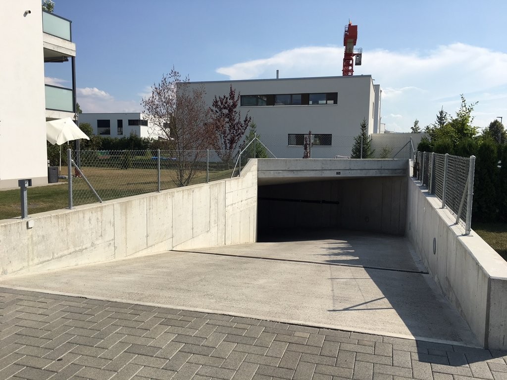 Place de parc souterrain

Nous louons un ou plusieurs places de garage immédiatement ou à convenir.
- Sec
- Entrée et sortie plates
- Télécommande et clé

Avez-vous suscité notre intérêt ? N'hésitez pas à nous contacter via le formulaire en ligne.