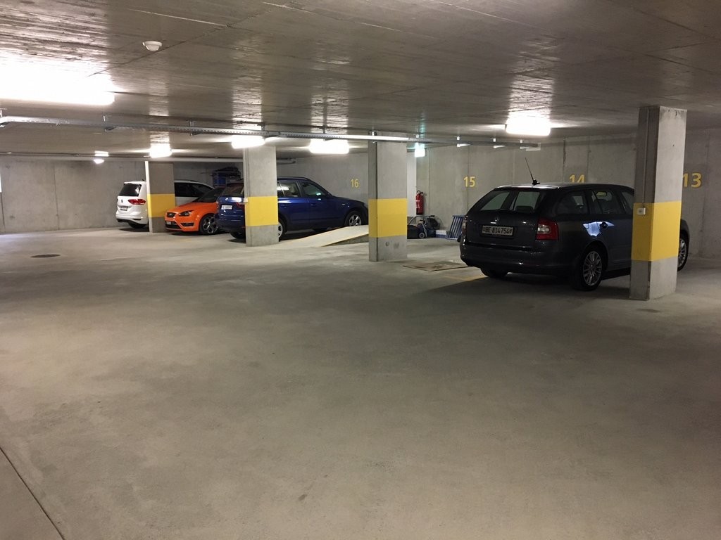 Place de parc souterrain

Nous louons un ou plusieurs places de garage immédiatement ou à convenir.
- Sec
- Entrée et sortie plates
- Télécommande et clé

Avez-vous suscité notre intérêt ? N'hésitez pas à nous contacter via le formulaire en ligne.