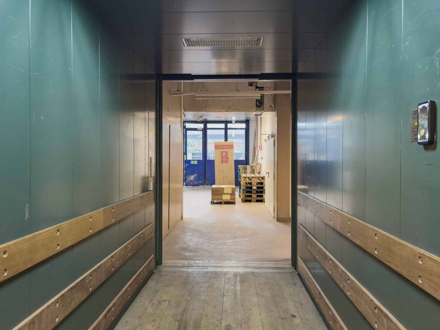 748m² office