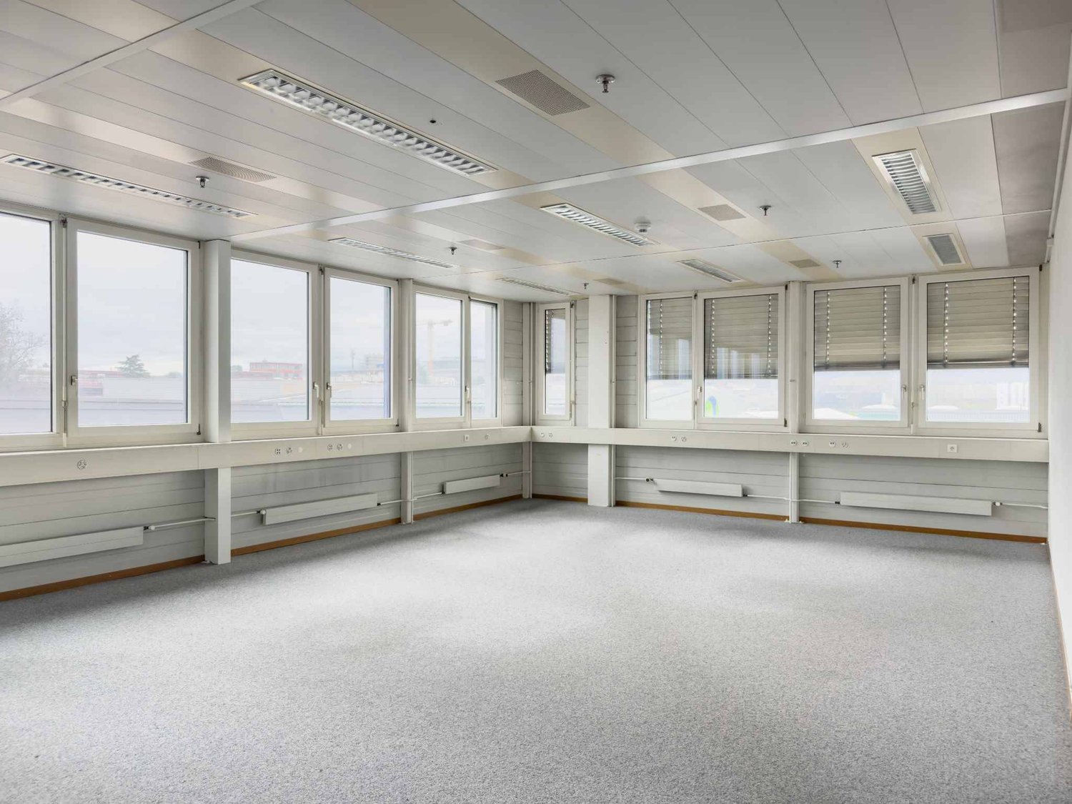 748m² office