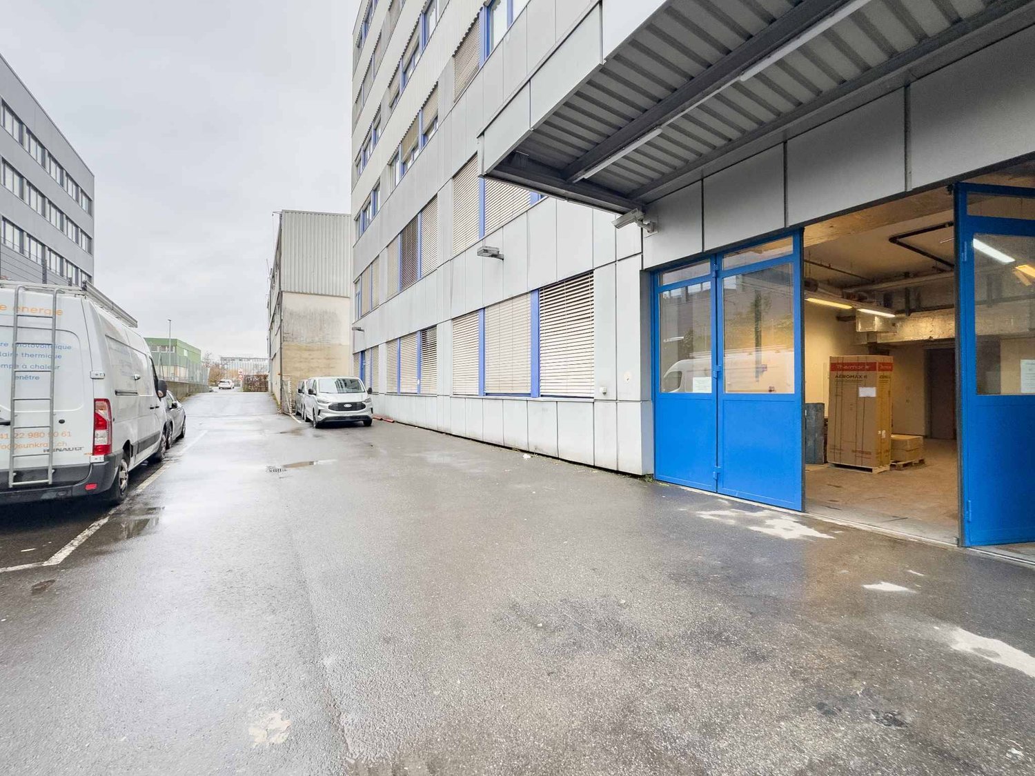748m² office