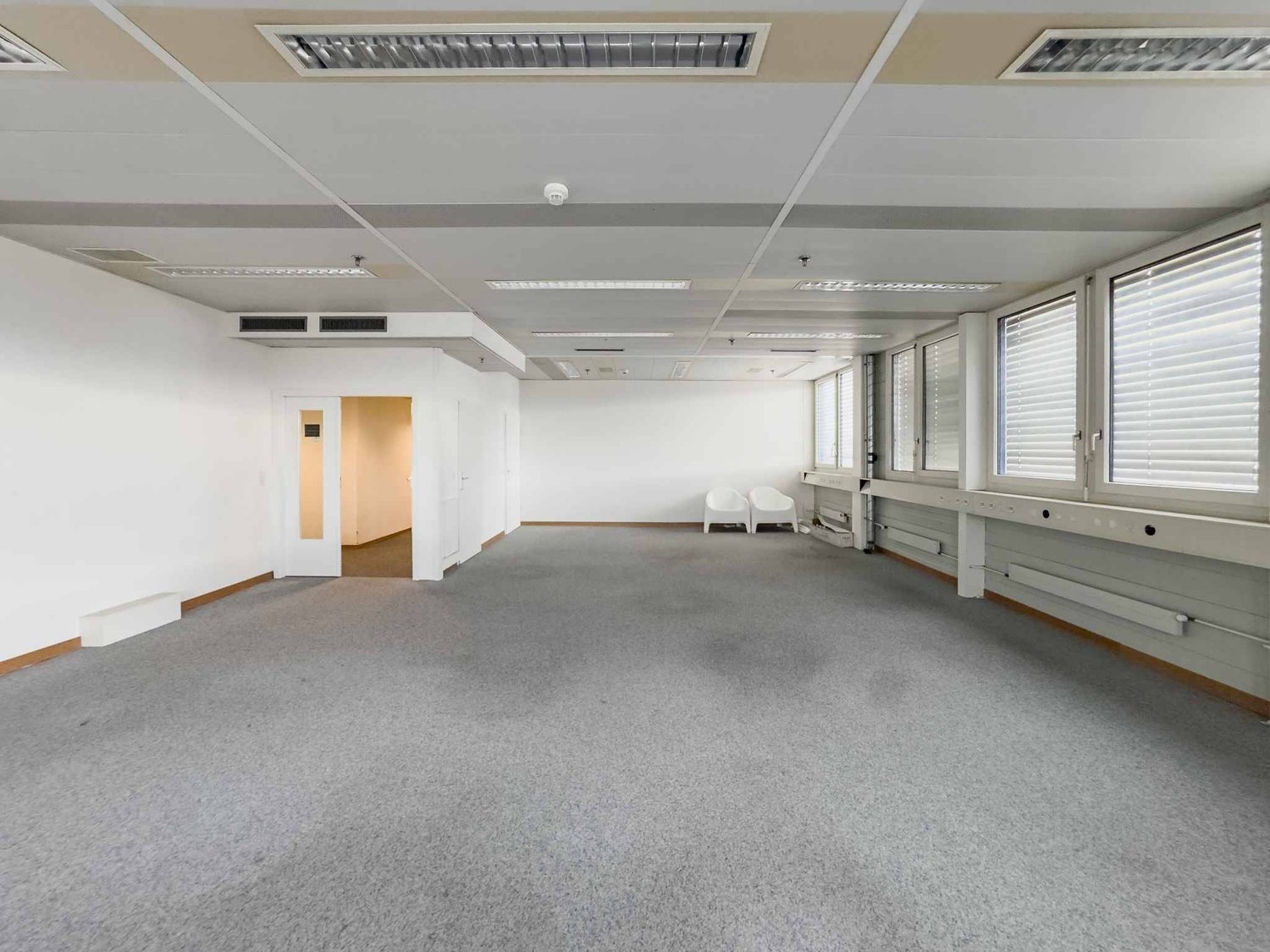 748m² office