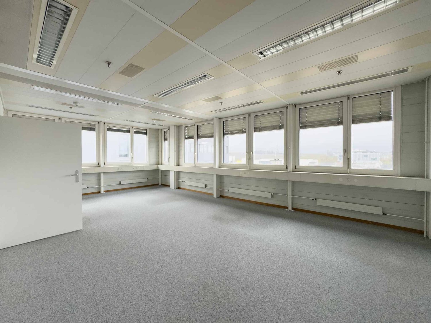 748m² office