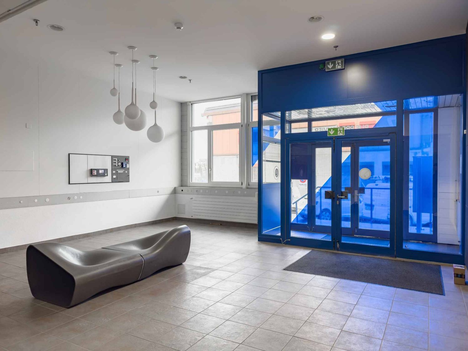 748m² office