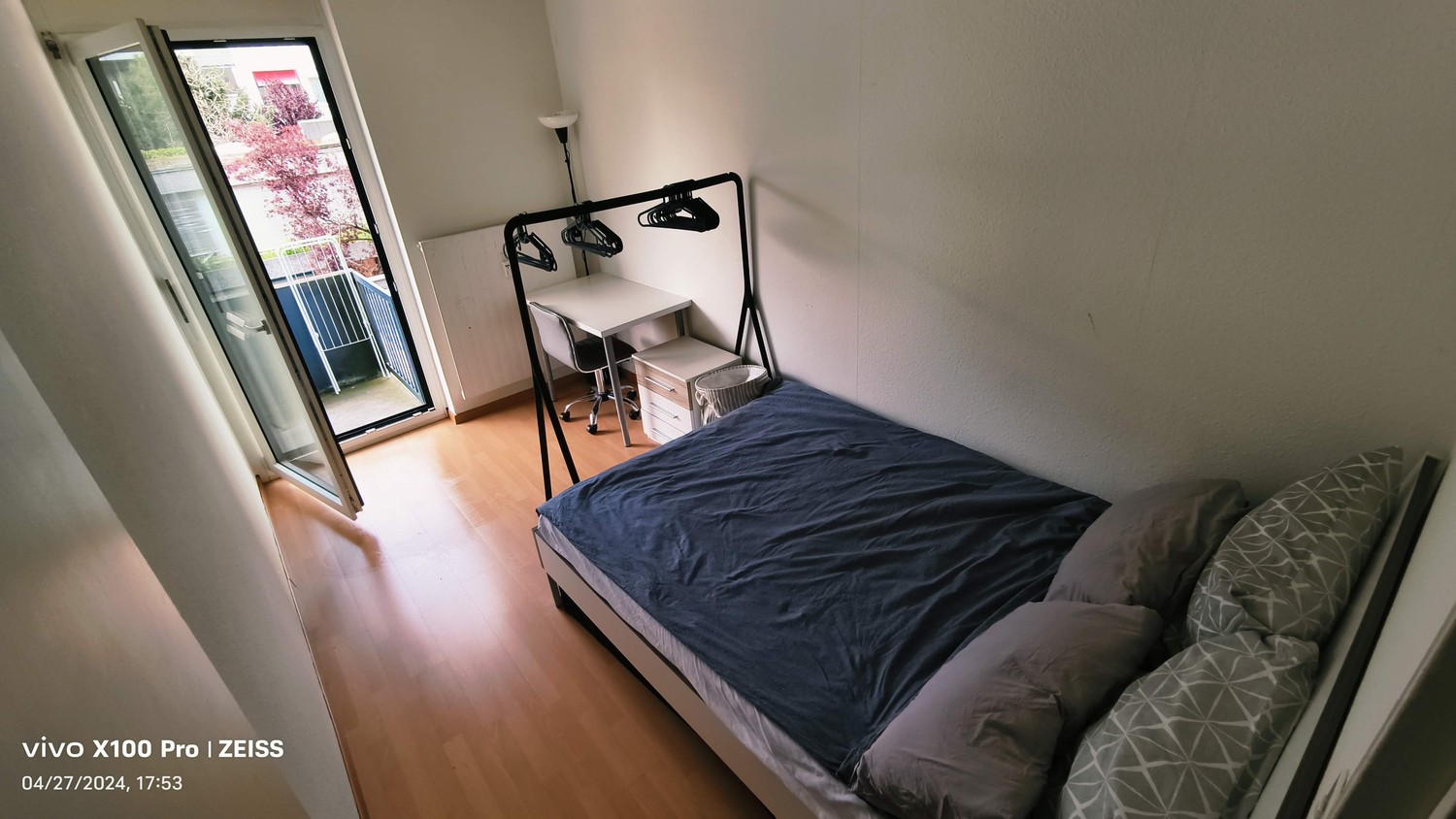 Chambre dans une colocation

Je propose ici ma chambre meublée au cœur de Basel avec son propre balcon.

Vous aurez l'appartement pour vous seul la majeure partie du temps car je travaille en semaine dans une autre ville. La chambre est disponible à partir de novembre et peut être louée jusqu'à 9 mo