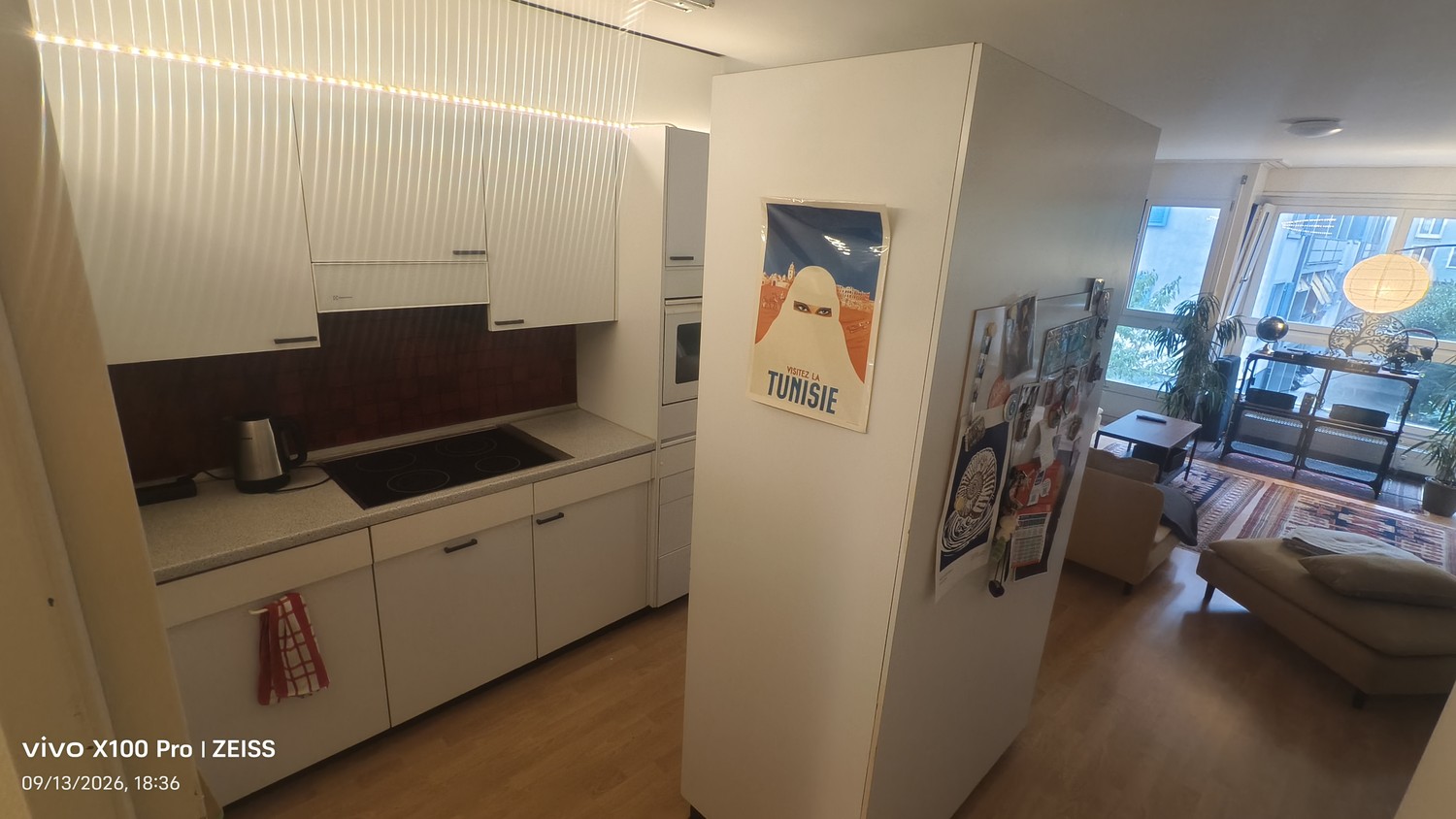 Chambre dans une colocation

Je propose ici ma chambre meublée au cœur de Basel avec son propre balcon.

Vous aurez l'appartement pour vous seul la majeure partie du temps car je travaille en semaine dans une autre ville. La chambre est disponible à partir de novembre et peut être louée jusqu'à 9 mo