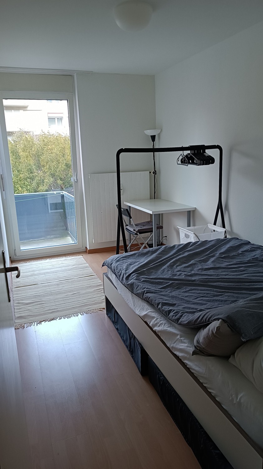 Chambre dans une colocation

Je propose ici ma chambre meublée au cœur de Basel avec son propre balcon.

Vous aurez l'appartement pour vous seul la majeure partie du temps car je travaille en semaine dans une autre ville. La chambre est disponible à partir de novembre et peut être louée jusqu'à 9 mo