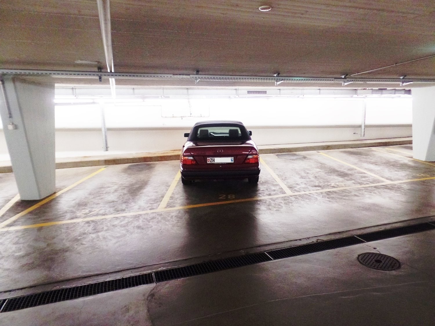 Place de garage souterrain

Dans un emplacement central près de Pelikanplatz/Sihlporte, nous louons immédiatement une place de garage dans un parking couvert. Le loyer s'élève à CHF 575.- plus TVA.
