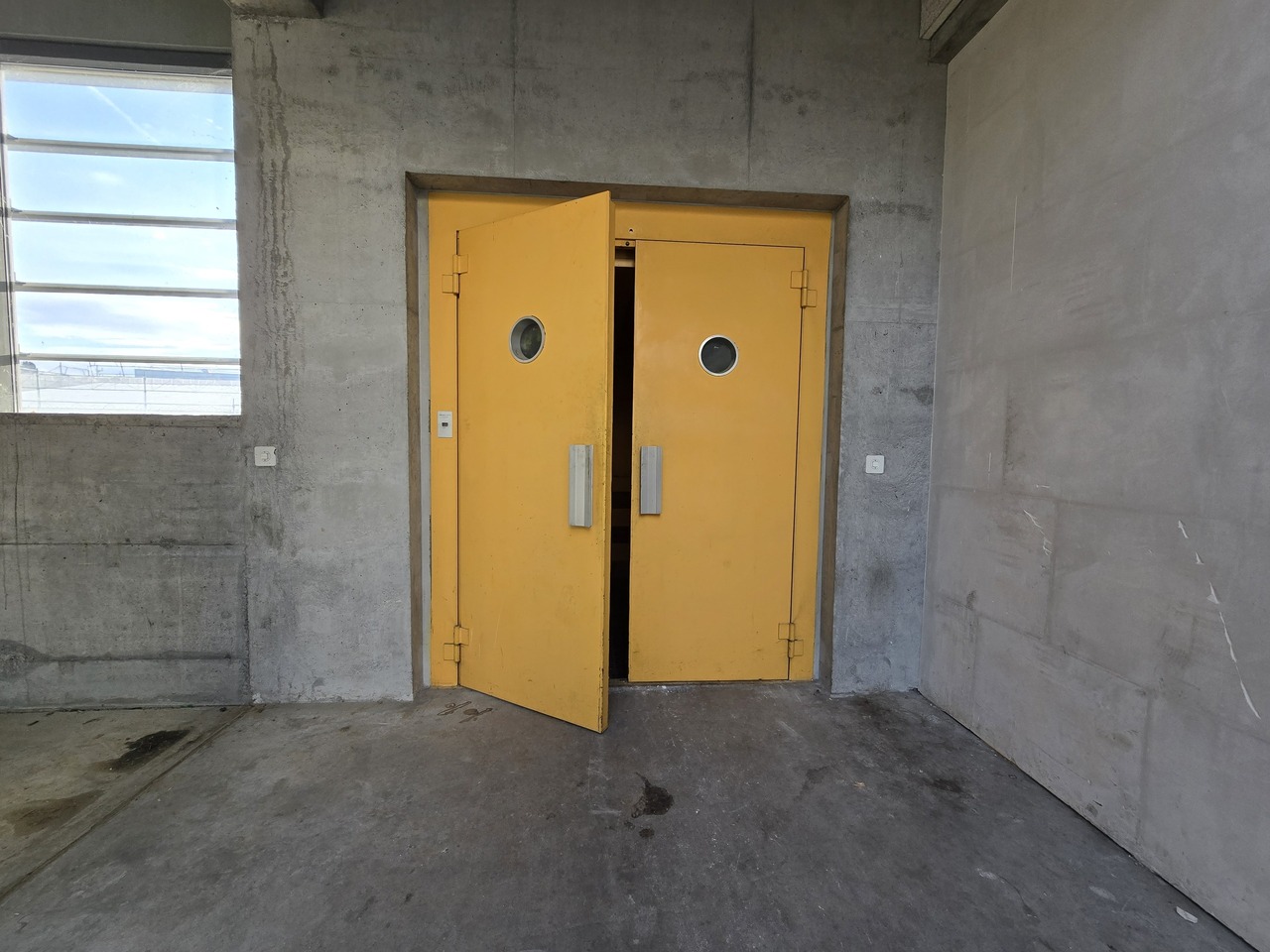 288m² storage room