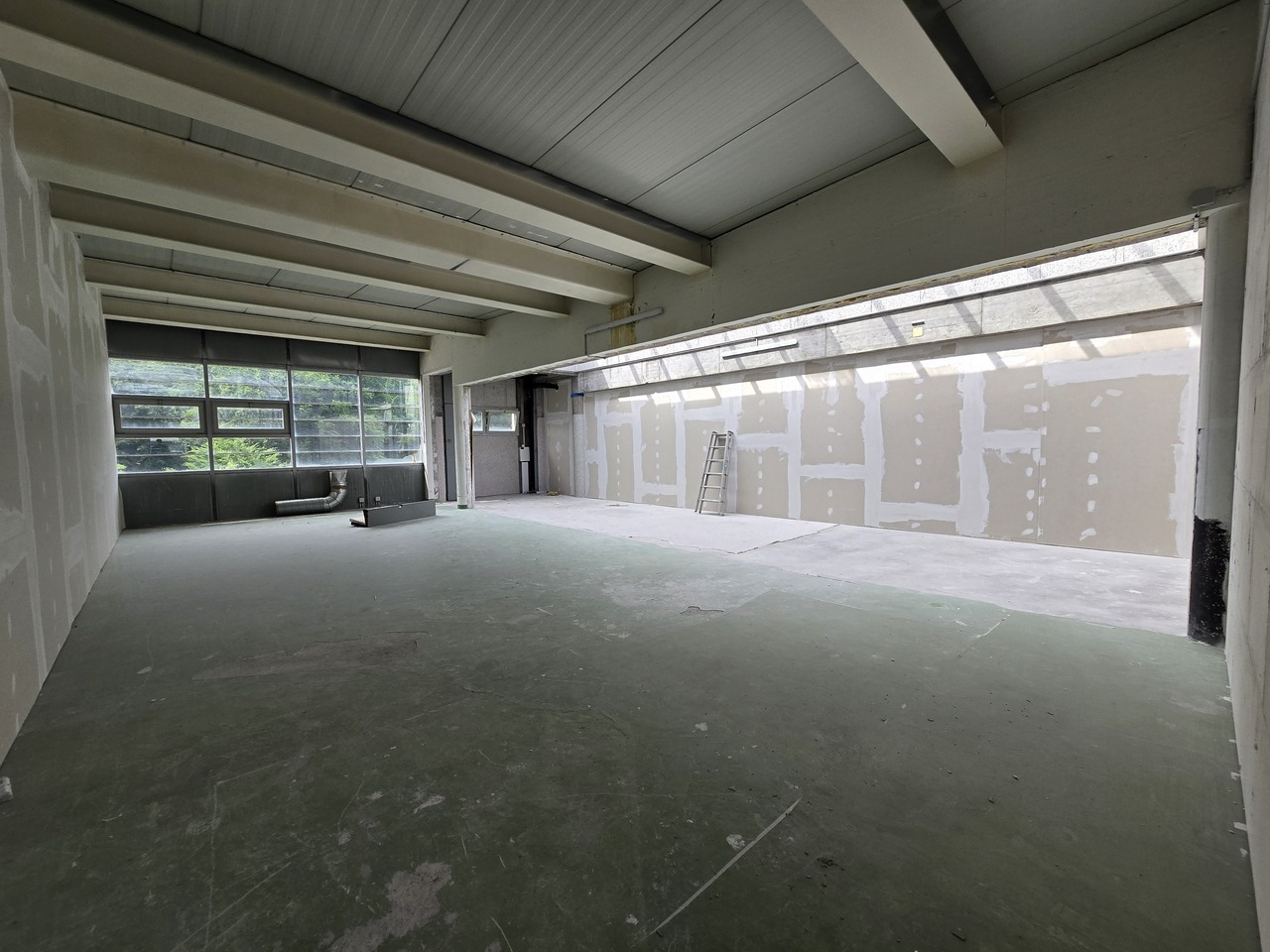 288m² storage room