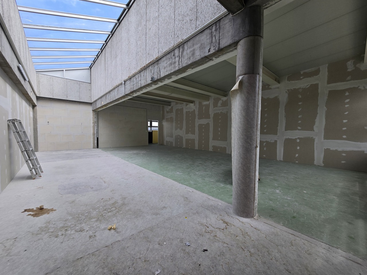 288m² storage room