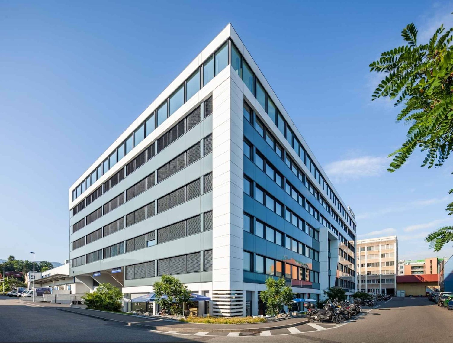 995m² office