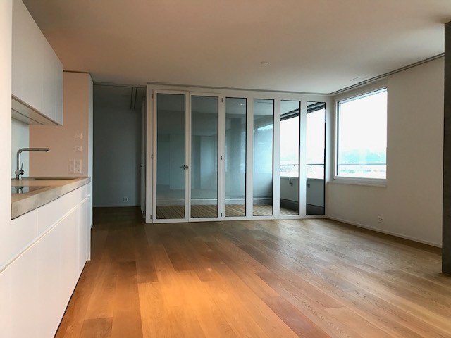 Lumineux appartement de 3.5 pièces avec vue sur la ville et balcon au 8ème étage, photo 3 sur 7