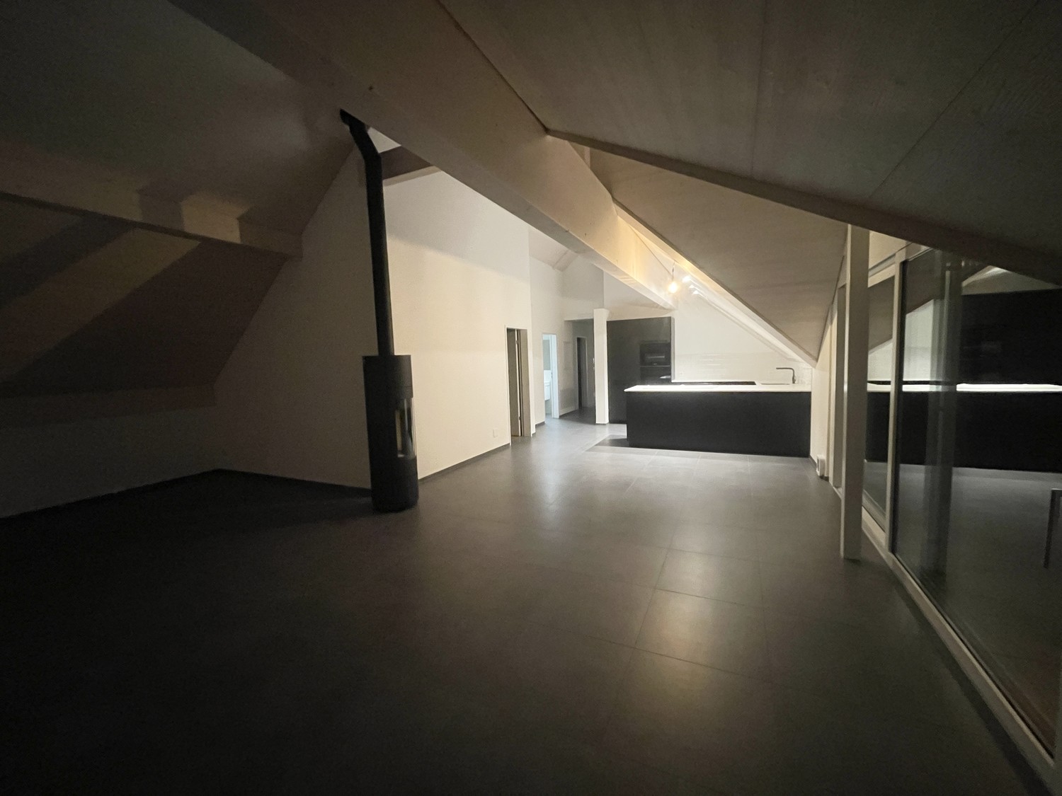Appartement de 3,5 pièces exclusif au bord de l'Aare – moderne, calme et de haute qualité
Habitez là où le calme, le confort et l'architecture moderne se rencontrent.

Dans une maison soignée de 3 familles au bord de l'Aare à Aegerten, ce magnifique appartement ultra-moderne de 3,5 pièces (appart