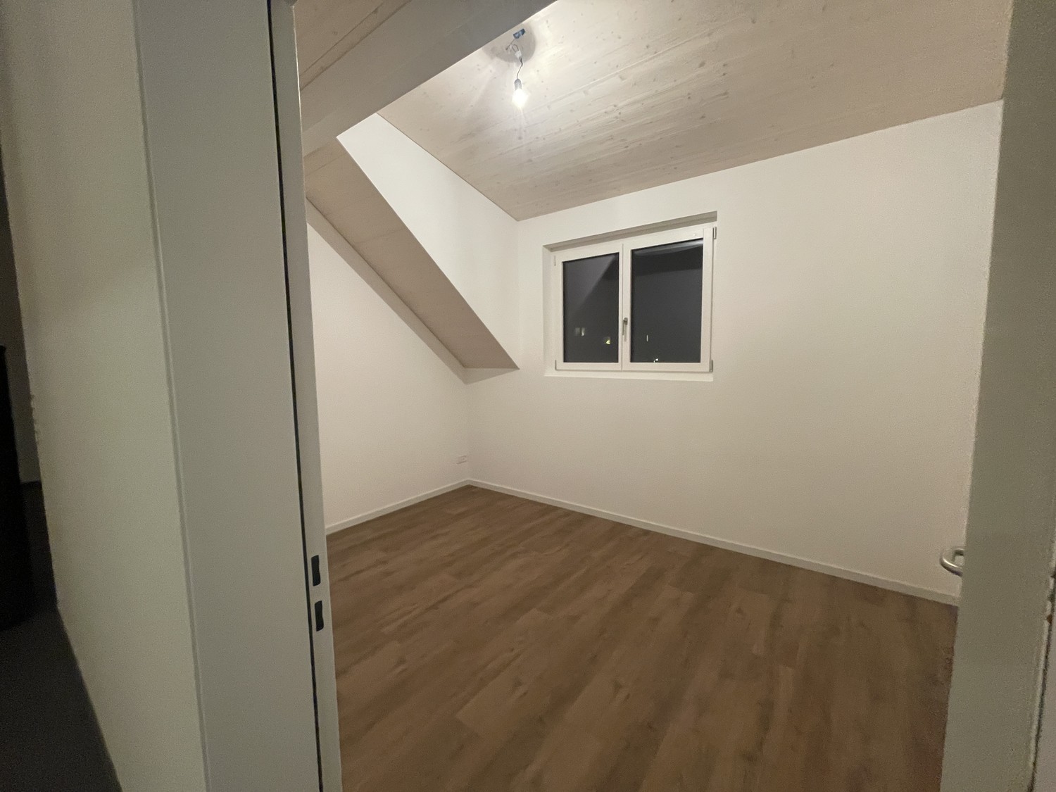 Appartement de 3,5 pièces exclusif au bord de l'Aare – moderne, calme et de haute qualité
Habitez là où le calme, le confort et l'architecture moderne se rencontrent.

Dans une maison soignée de 3 familles au bord de l'Aare à Aegerten, ce magnifique appartement ultra-moderne de 3,5 pièces (appart