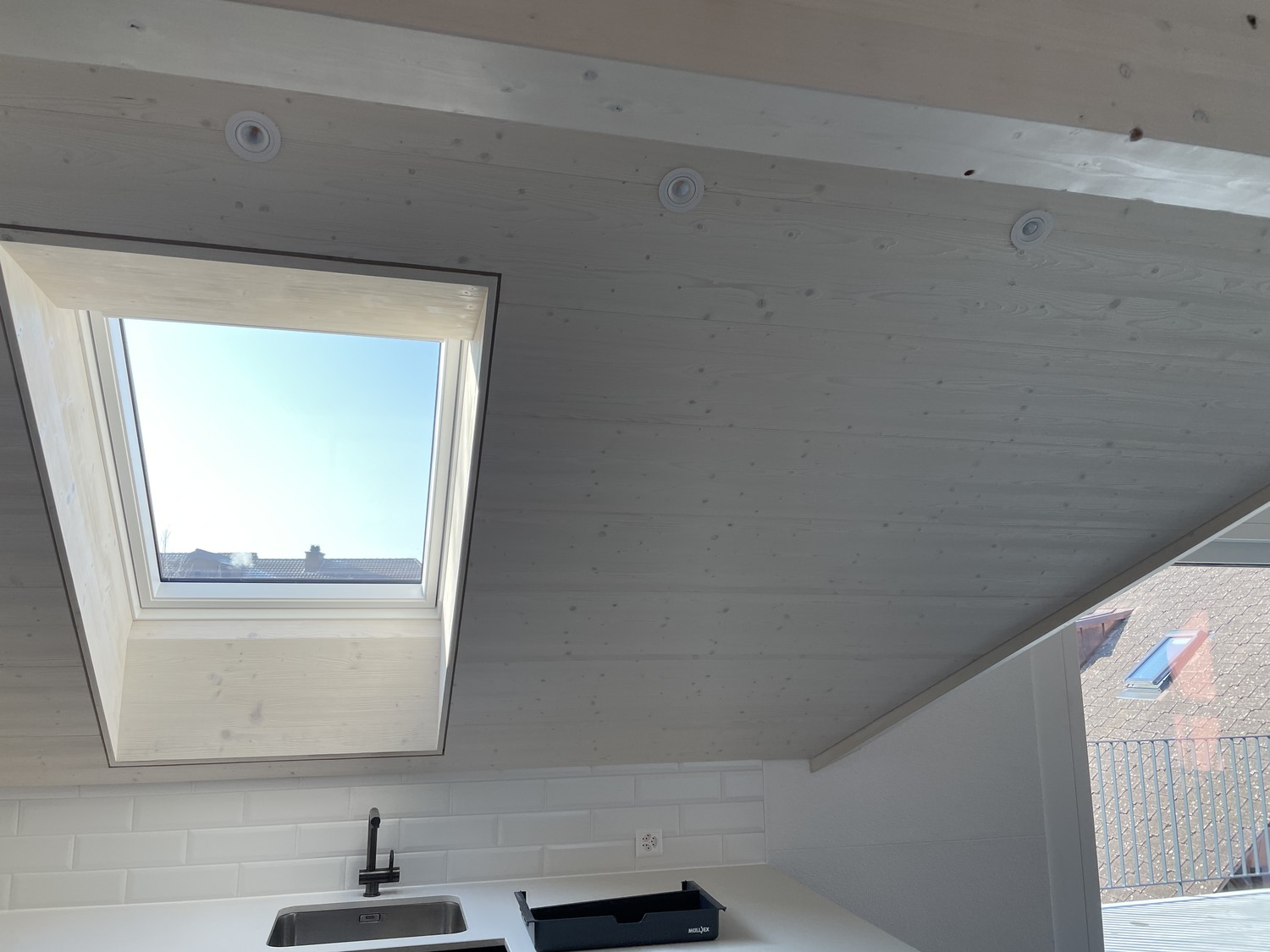 Appartement de 3,5 pièces exclusif au bord de l'Aare – moderne, calme et de haute qualité
Habitez là où le calme, le confort et l'architecture moderne se rencontrent.

Dans une maison soignée de 3 familles au bord de l'Aare à Aegerten, ce magnifique appartement ultra-moderne de 3,5 pièces (appart