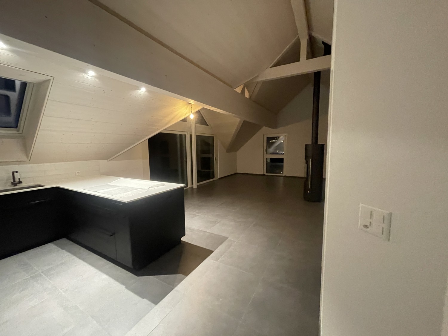 Appartement de 3,5 pièces exclusif au bord de l'Aare – moderne, calme et de haute qualité
Habitez là où le calme, le confort et l'architecture moderne se rencontrent.

Dans une maison soignée de 3 familles au bord de l'Aare à Aegerten, ce magnifique appartement ultra-moderne de 3,5 pièces (appart