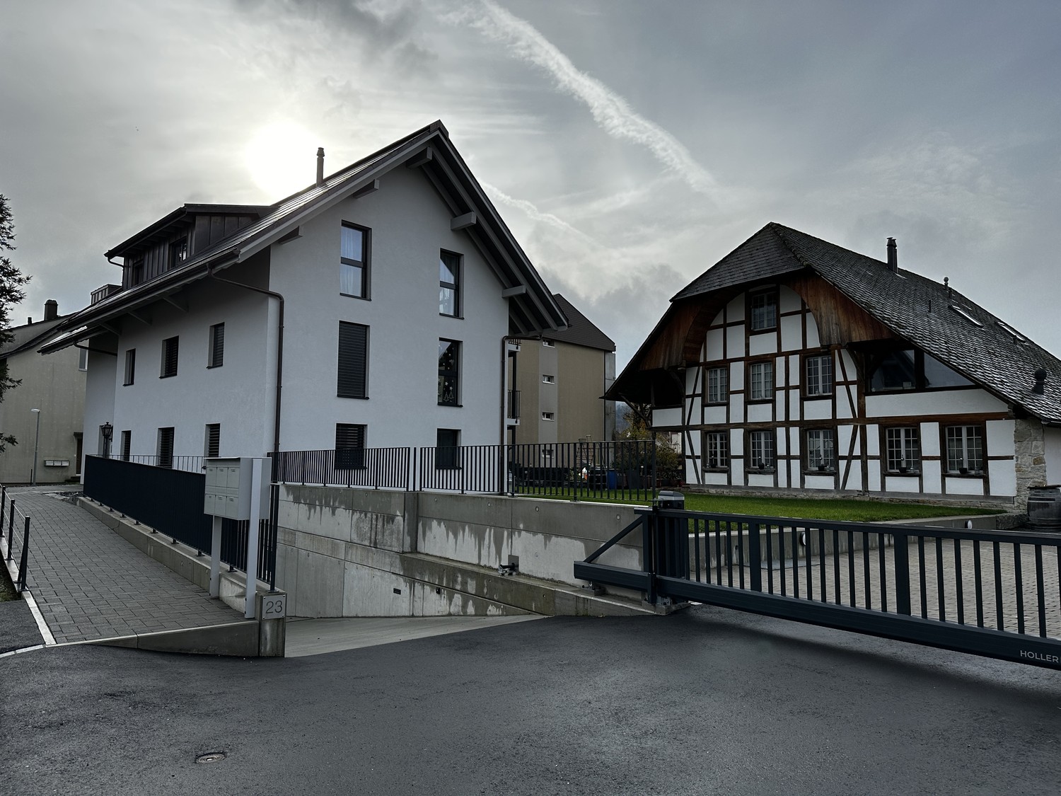 Appartement de 3,5 pièces exclusif au bord de l'Aare – moderne, calme et de haute qualité
Habitez là où le calme, le confort et l'architecture moderne se rencontrent.

Dans une maison soignée de 3 familles au bord de l'Aare à Aegerten, ce magnifique appartement ultra-moderne de 3,5 pièces (appart