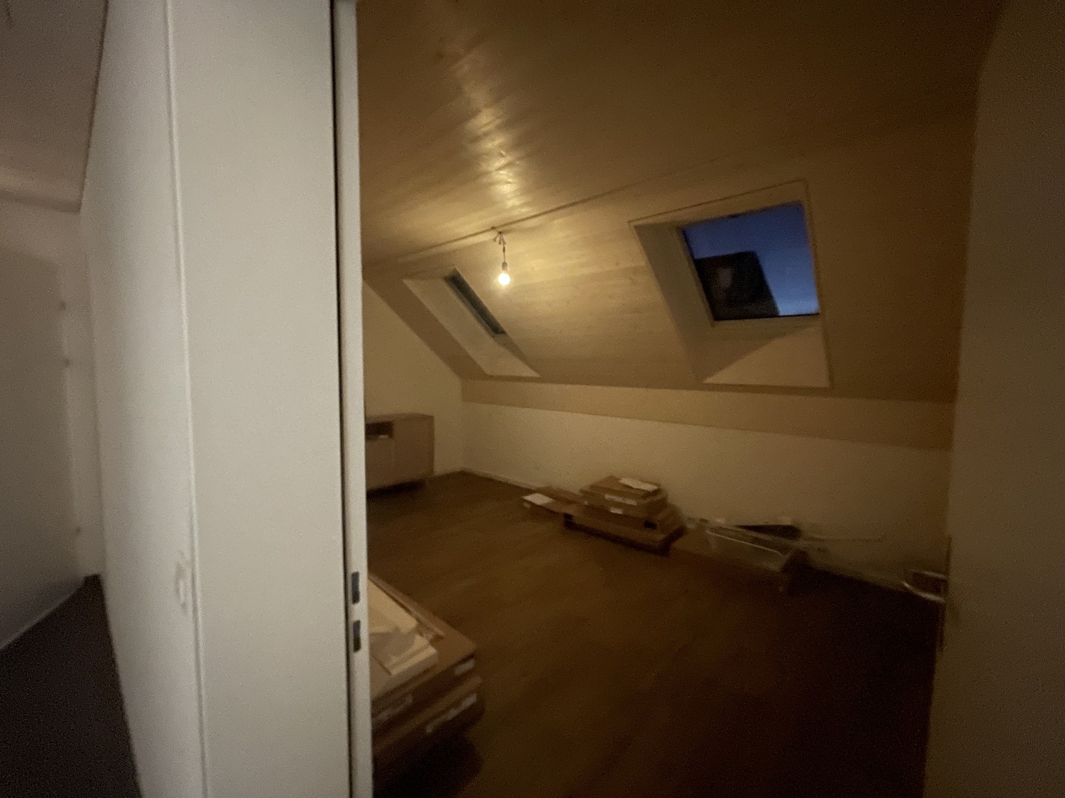 Appartement de 3,5 pièces exclusif au bord de l'Aare – moderne, calme et de haute qualité
Habitez là où le calme, le confort et l'architecture moderne se rencontrent.

Dans une maison soignée de 3 familles au bord de l'Aare à Aegerten, ce magnifique appartement ultra-moderne de 3,5 pièces (appart