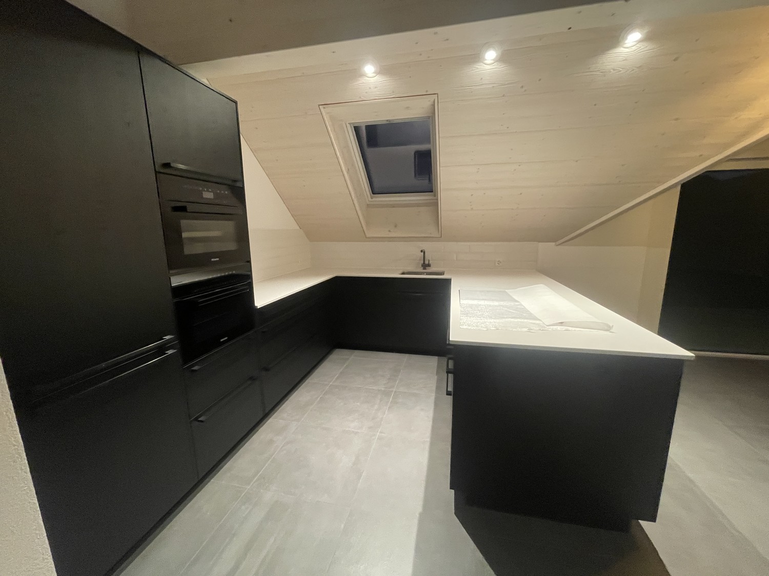 Appartement de 3,5 pièces exclusif au bord de l'Aare – moderne, calme et de haute qualité
Habitez là où le calme, le confort et l'architecture moderne se rencontrent.

Dans une maison soignée de 3 familles au bord de l'Aare à Aegerten, ce magnifique appartement ultra-moderne de 3,5 pièces (appart
