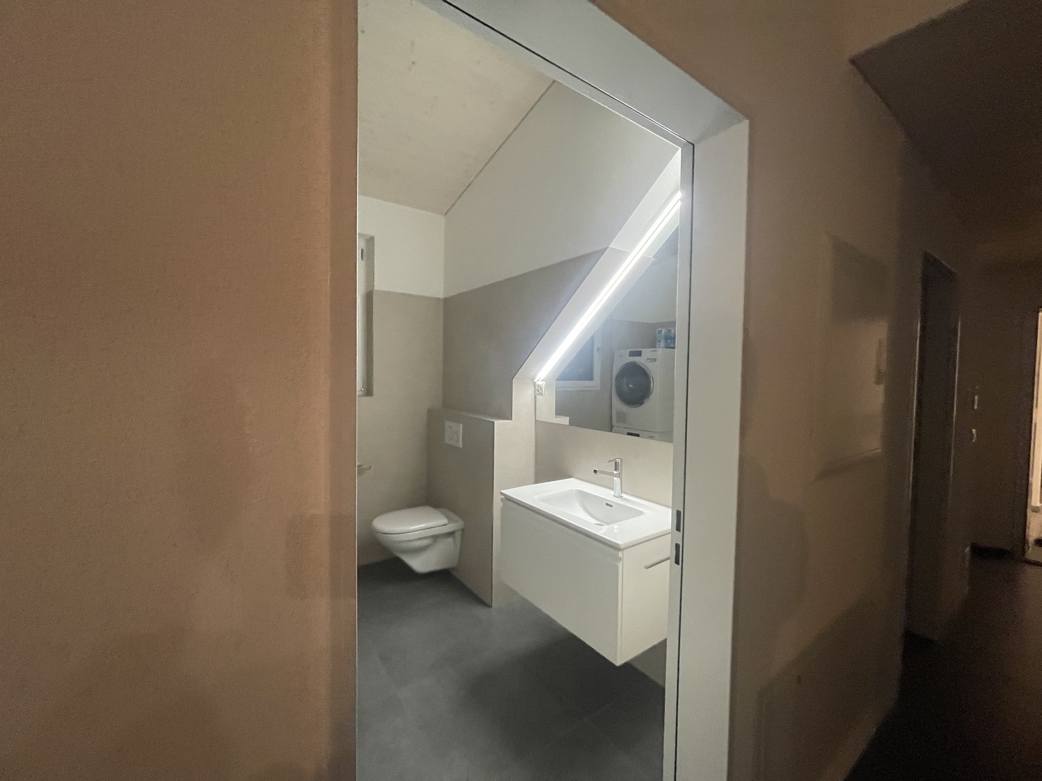 Appartement de 3,5 pièces exclusif au bord de l'Aare – moderne, calme et de haute qualité
Habitez là où le calme, le confort et l'architecture moderne se rencontrent.

Dans une maison soignée de 3 familles au bord de l'Aare à Aegerten, ce magnifique appartement ultra-moderne de 3,5 pièces (appart