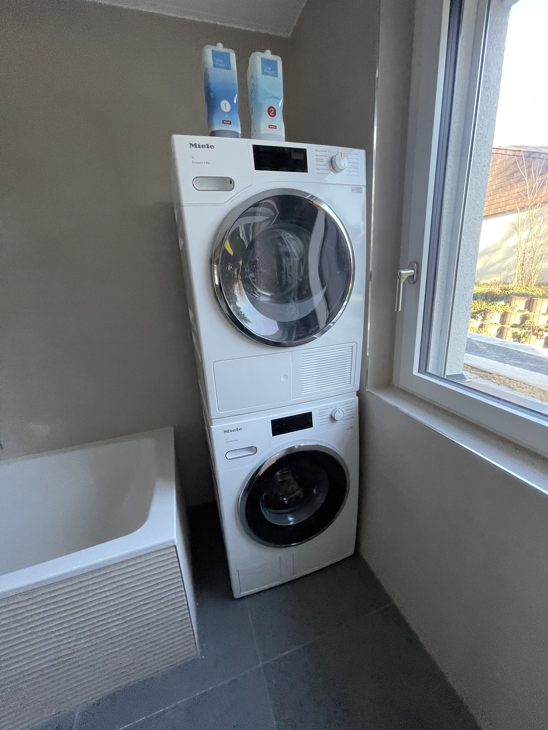 Appartement de 3,5 pièces exclusif au bord de l'Aare – moderne, calme et de haute qualité
Habitez là où le calme, le confort et l'architecture moderne se rencontrent.

Dans une maison soignée de 3 familles au bord de l'Aare à Aegerten, ce magnifique appartement ultra-moderne de 3,5 pièces (appart