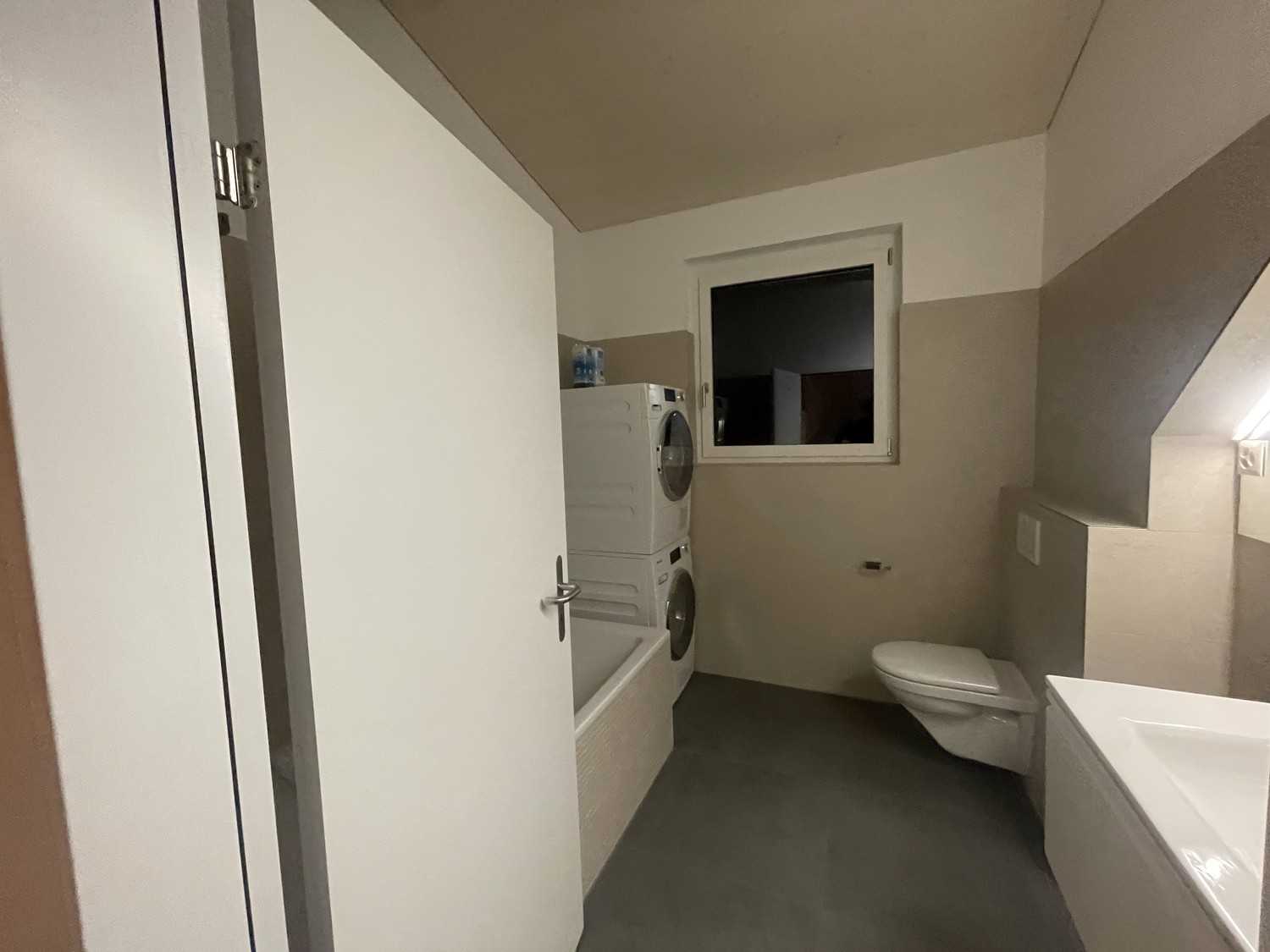 Appartement de 3,5 pièces exclusif au bord de l'Aare – moderne, calme et de haute qualité
Habitez là où le calme, le confort et l'architecture moderne se rencontrent.

Dans une maison soignée de 3 familles au bord de l'Aare à Aegerten, ce magnifique appartement ultra-moderne de 3,5 pièces (appart