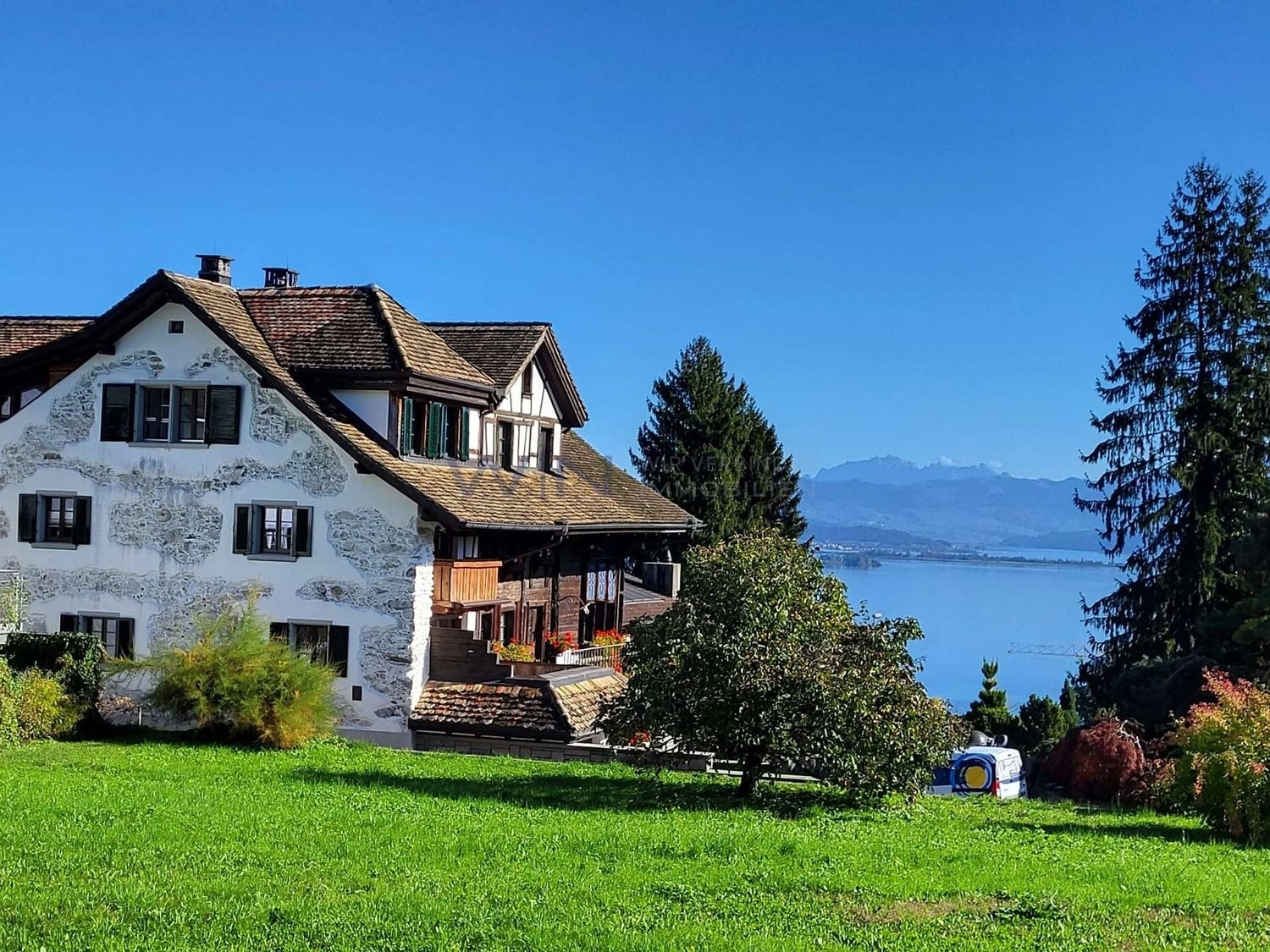 Maison individuelle de 5 ½ pièces

Ceel maison rénovée avec amour brille d'un nouvel éclat.

FAITS-WE
- Vue de rêve sur le lac de Zurich dans un quartier absolument calme et idyllique
- Cuisine moderne, cheminée ouverte et éléments en bois chaleureux sur deux étages
- Beaucoup d'espace grâce à un gr, photo 2 sur 10