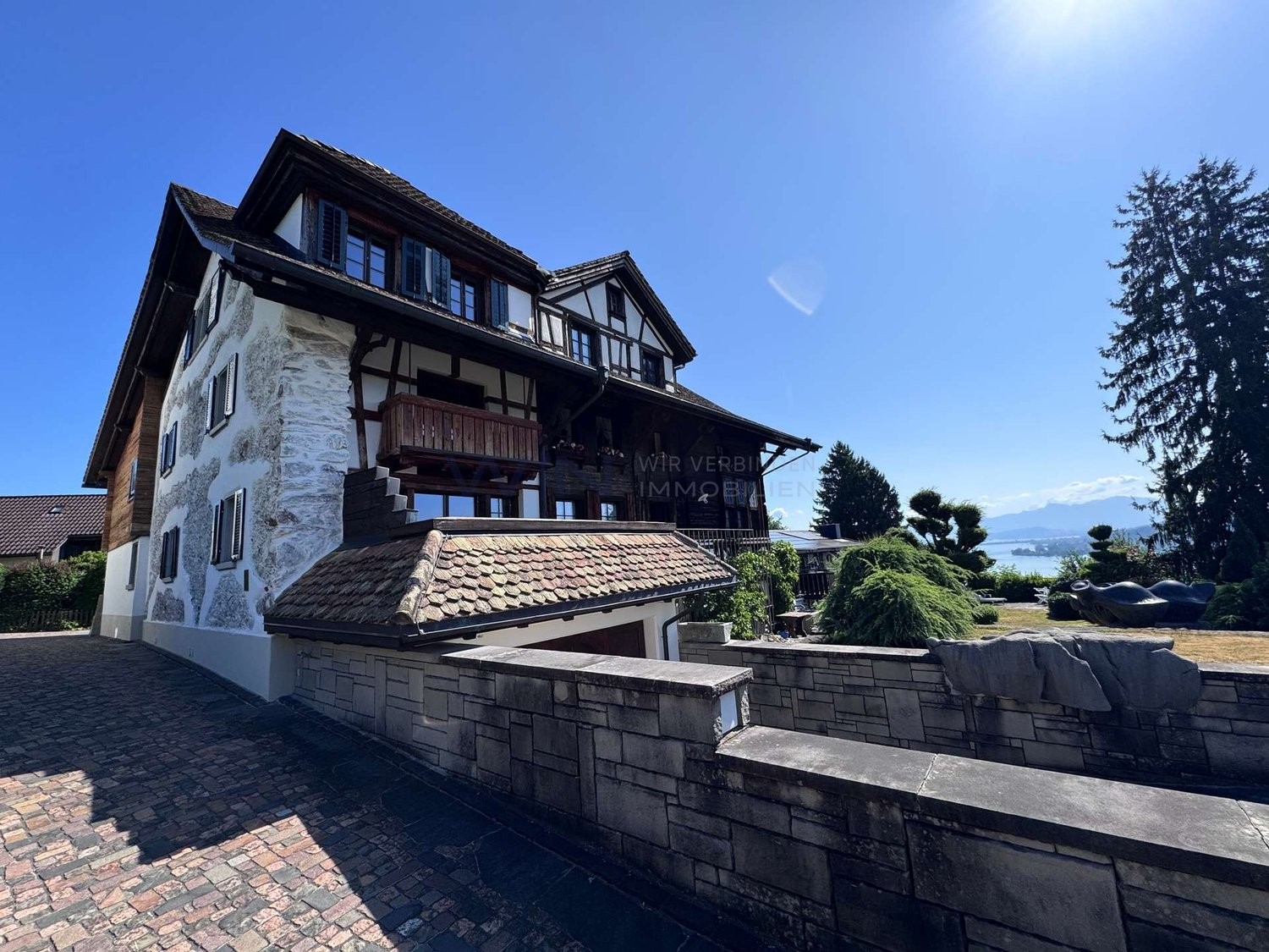 Maison individuelle de 5 ½ pièces

Ceel maison rénovée avec amour brille d'un nouvel éclat.

FAITS-WE
- Vue de rêve sur le lac de Zurich dans un quartier absolument calme et idyllique
- Cuisine moderne, cheminée ouverte et éléments en bois chaleureux sur deux étages
- Beaucoup d'espace grâce à un gr, photo 1 sur 10