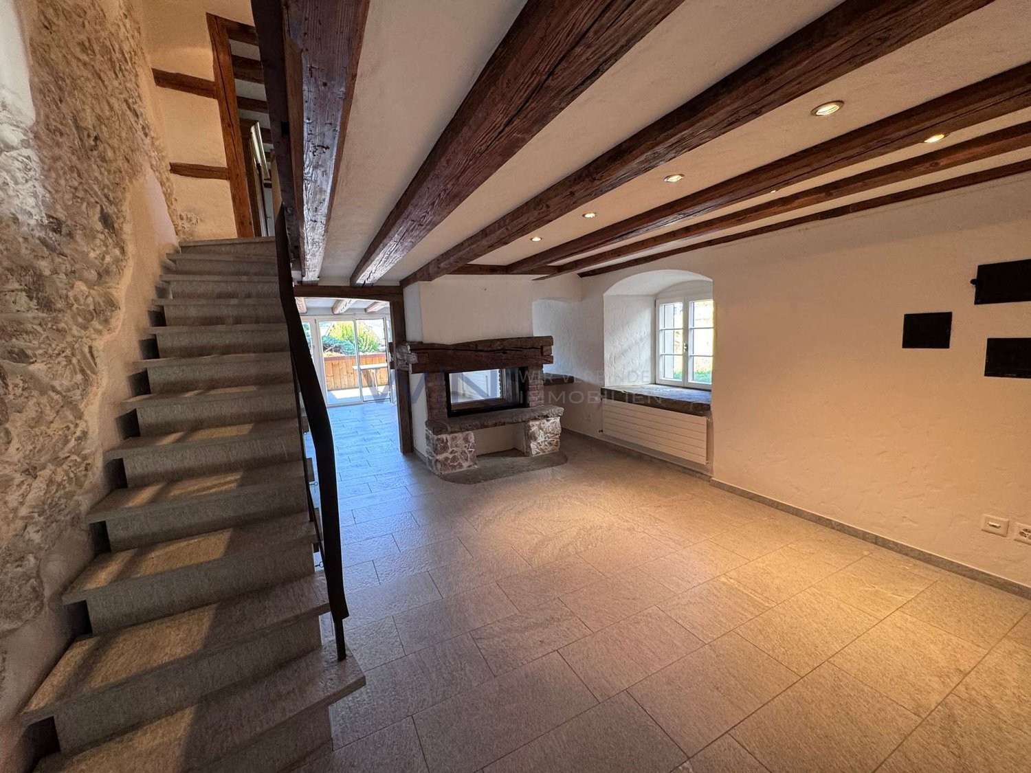 Maison individuelle de 5 ½ pièces

Ceel maison rénovée avec amour brille d'un nouvel éclat.

FAITS-WE
- Vue de rêve sur le lac de Zurich dans un quartier absolument calme et idyllique
- Cuisine moderne, cheminée ouverte et éléments en bois chaleureux sur deux étages
- Beaucoup d'espace grâce à un gr, photo 3 sur 10