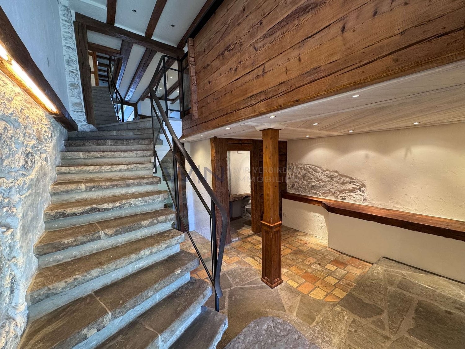 Maison individuelle de 5 ½ pièces

Ceel maison rénovée avec amour brille d'un nouvel éclat.

FAITS-WE
- Vue de rêve sur le lac de Zurich dans un quartier absolument calme et idyllique
- Cuisine moderne, cheminée ouverte et éléments en bois chaleureux sur deux étages
- Beaucoup d'espace grâce à un gr, photo 5 sur 10