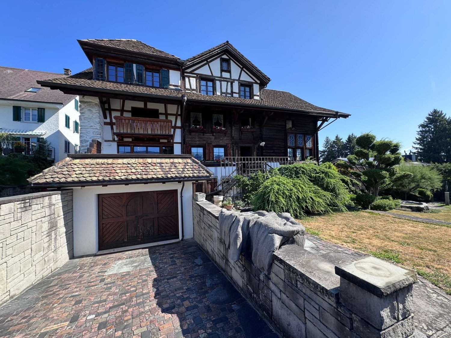 Maison individuelle de 5 ½ pièces

Ceel maison rénovée avec amour brille d'un nouvel éclat.

FAITS-WE
- Vue de rêve sur le lac de Zurich dans un quartier absolument calme et idyllique
- Cuisine moderne, cheminée ouverte et éléments en bois chaleureux sur deux étages
- Beaucoup d'espace grâce à un gr, photo 6 sur 10
