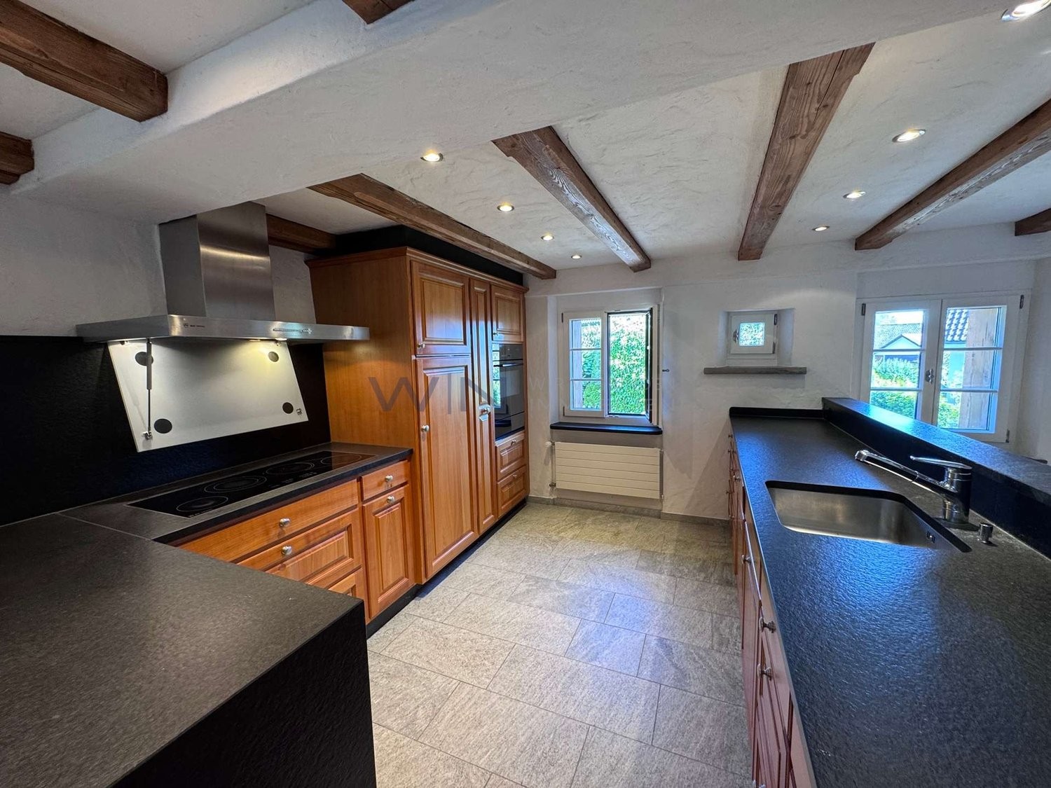 Maison individuelle de 5 ½ pièces

Ceel maison rénovée avec amour brille d'un nouvel éclat.

FAITS-WE
- Vue de rêve sur le lac de Zurich dans un quartier absolument calme et idyllique
- Cuisine moderne, cheminée ouverte et éléments en bois chaleureux sur deux étages
- Beaucoup d'espace grâce à un gr, photo 4 sur 10