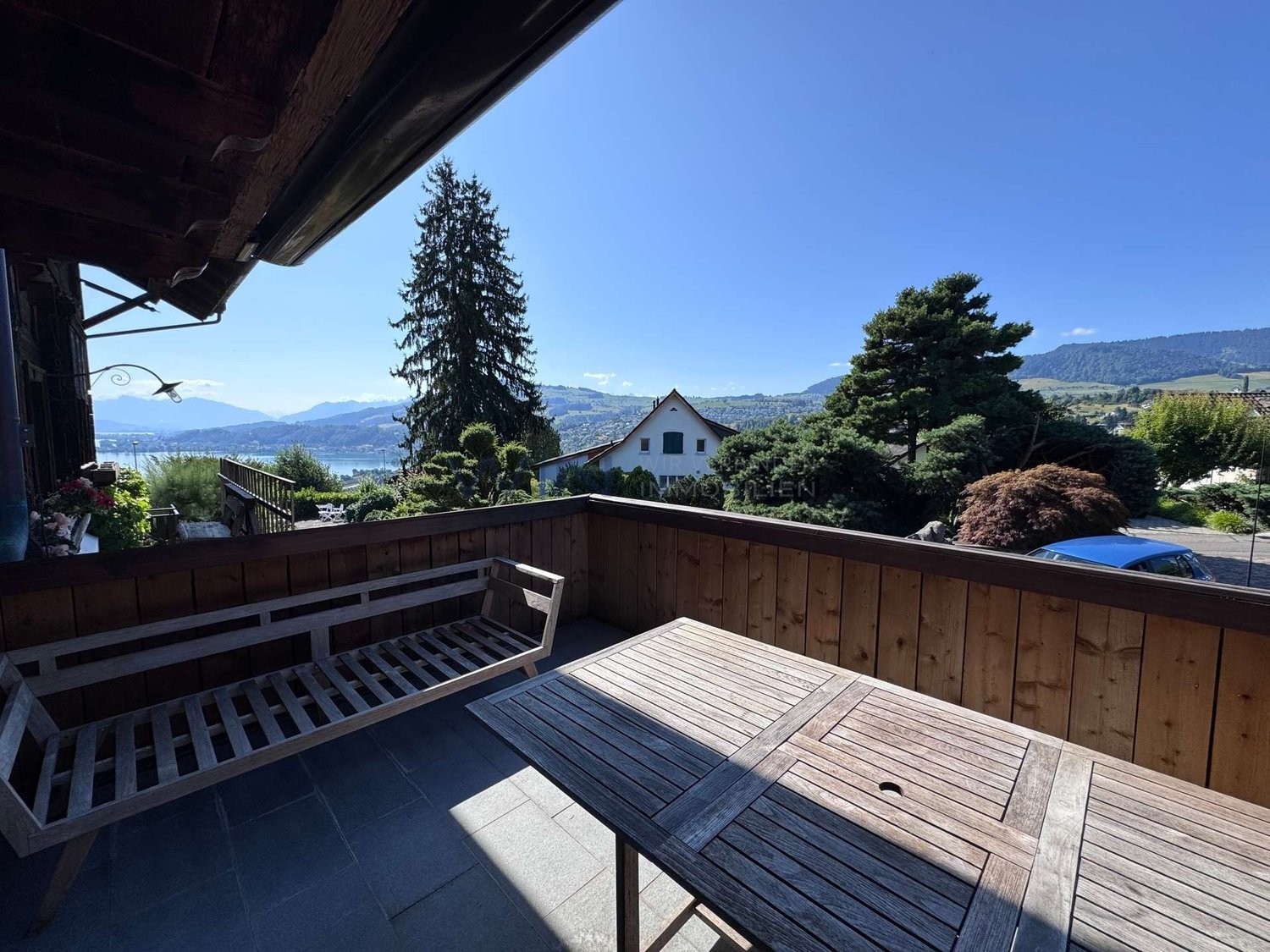 Maison individuelle de 5 ½ pièces

Ceel maison rénovée avec amour brille d'un nouvel éclat.

FAITS-WE
- Vue de rêve sur le lac de Zurich dans un quartier absolument calme et idyllique
- Cuisine moderne, cheminée ouverte et éléments en bois chaleureux sur deux étages
- Beaucoup d'espace grâce à un gr, photo 9 sur 10