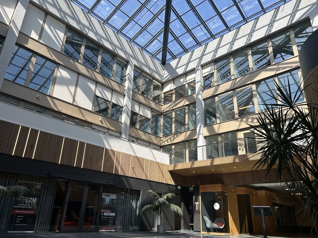 677m² office