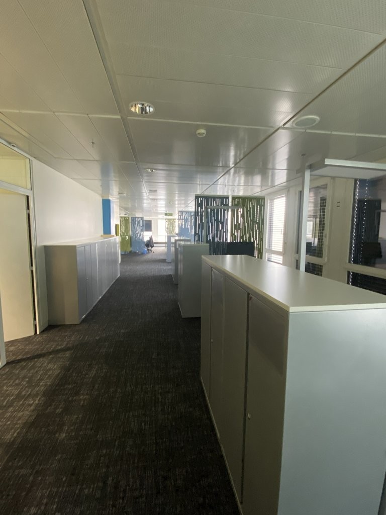 677m² office
