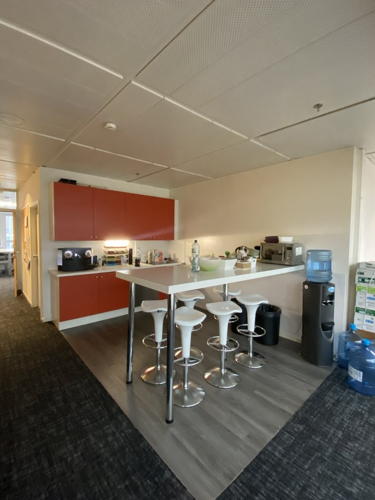 677m² office