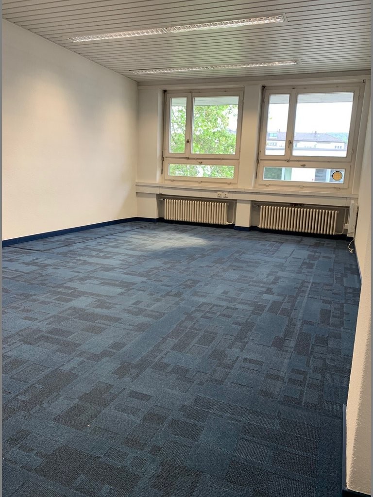 242m² de bureaux","description":"À louer immédiatement ou à convenir, dans un emplacement privilégié au Seefeld, de lumineux locaux commerciaux au 4ème étage. Les locaux sont idéaux pour les petites entreprises ou les start-ups en raison d'un loyer imbattable ainsi que de possibilités de contrats fl