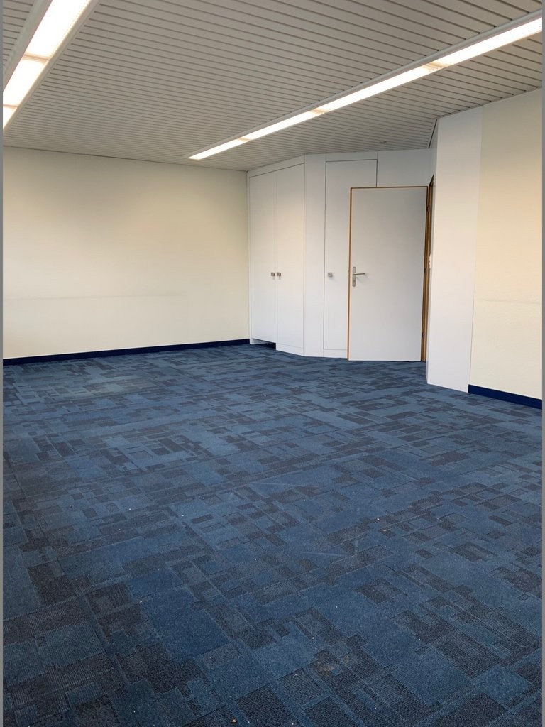 242m² de bureaux","description":"À louer immédiatement ou à convenir, dans un emplacement privilégié au Seefeld, de lumineux locaux commerciaux au 4ème étage. Les locaux sont idéaux pour les petites entreprises ou les start-ups en raison d'un loyer imbattable ainsi que de possibilités de contrats fl