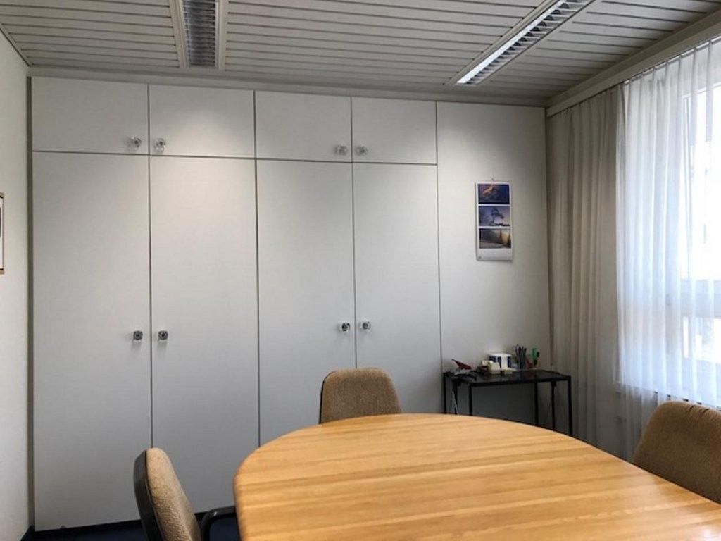 242m² de bureaux","description":"À louer immédiatement ou à convenir, dans un emplacement privilégié au Seefeld, de lumineux locaux commerciaux au 4ème étage. Les locaux sont idéaux pour les petites entreprises ou les start-ups en raison d'un loyer imbattable ainsi que de possibilités de contrats fl