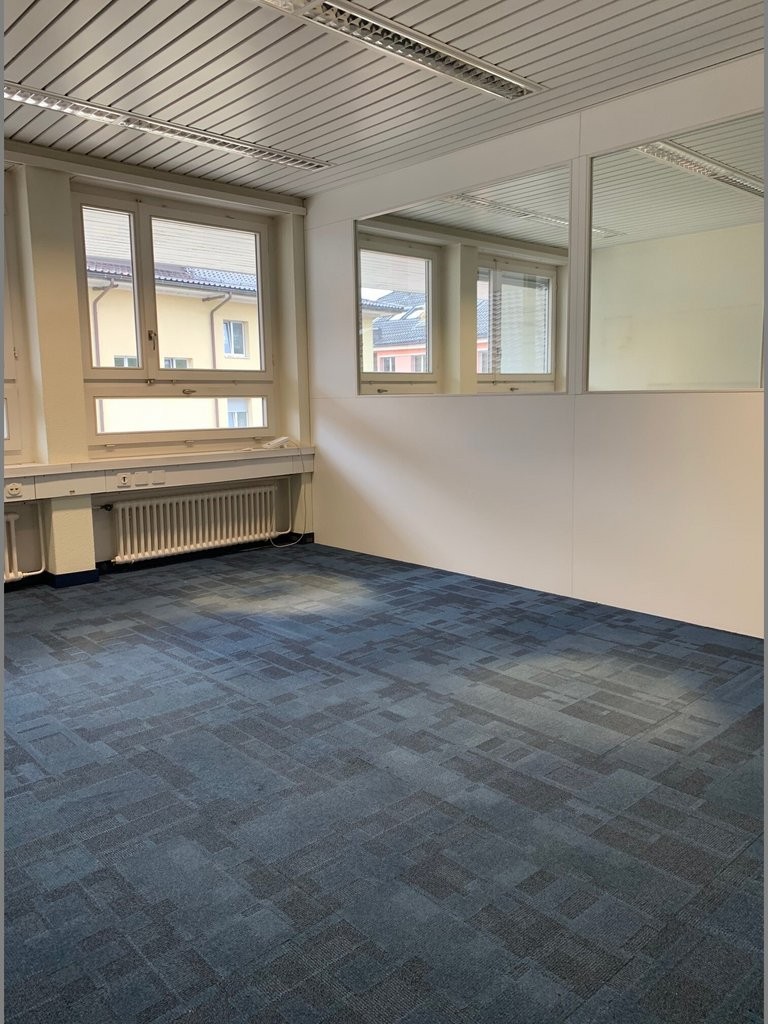 242m² de bureaux","description":"À louer immédiatement ou à convenir, dans un emplacement privilégié au Seefeld, de lumineux locaux commerciaux au 4ème étage. Les locaux sont idéaux pour les petites entreprises ou les start-ups en raison d'un loyer imbattable ainsi que de possibilités de contrats fl