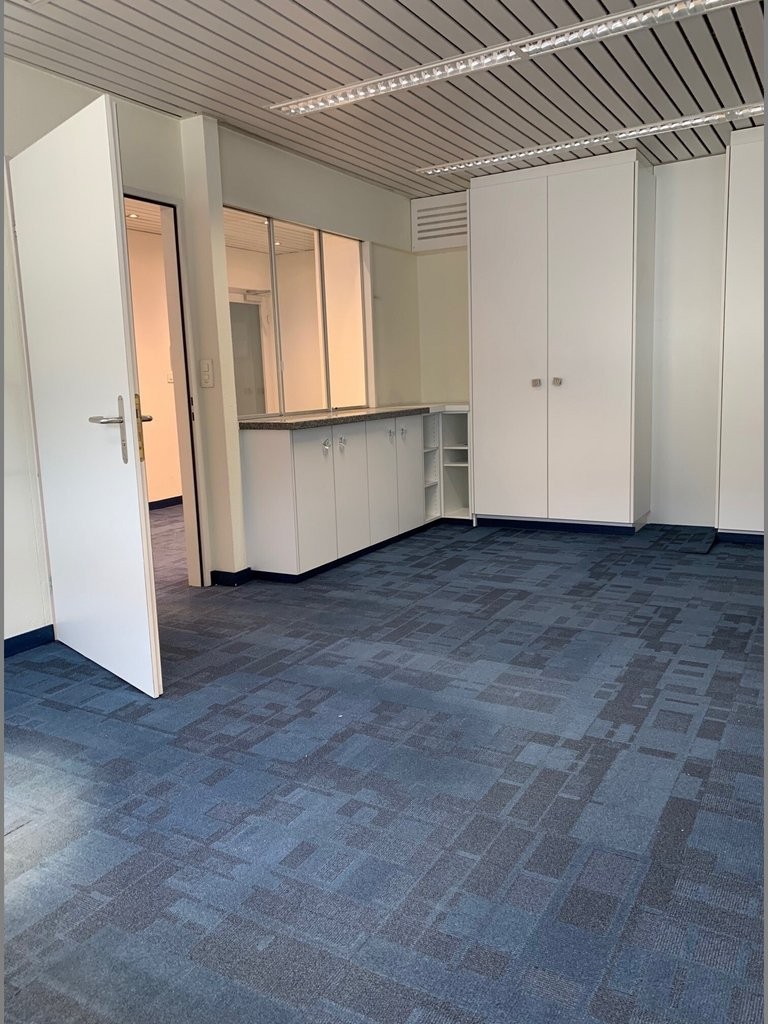 242m² de bureaux","description":"À louer immédiatement ou à convenir, dans un emplacement privilégié au Seefeld, de lumineux locaux commerciaux au 4ème étage. Les locaux sont idéaux pour les petites entreprises ou les start-ups en raison d'un loyer imbattable ainsi que de possibilités de contrats fl