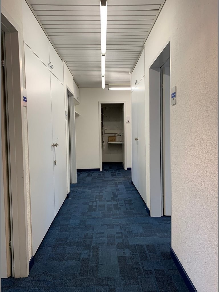 242m² de bureaux","description":"À louer immédiatement ou à convenir, dans un emplacement privilégié au Seefeld, de lumineux locaux commerciaux au 4ème étage. Les locaux sont idéaux pour les petites entreprises ou les start-ups en raison d'un loyer imbattable ainsi que de possibilités de contrats fl