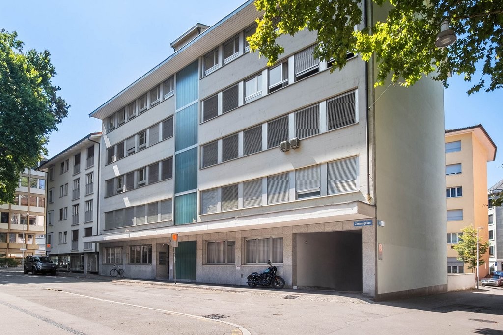 242m² de bureaux","description":"À louer immédiatement ou à convenir, dans un emplacement privilégié au Seefeld, de lumineux locaux commerciaux au 4ème étage. Les locaux sont idéaux pour les petites entreprises ou les start-ups en raison d'un loyer imbattable ainsi que de possibilités de contrats fl